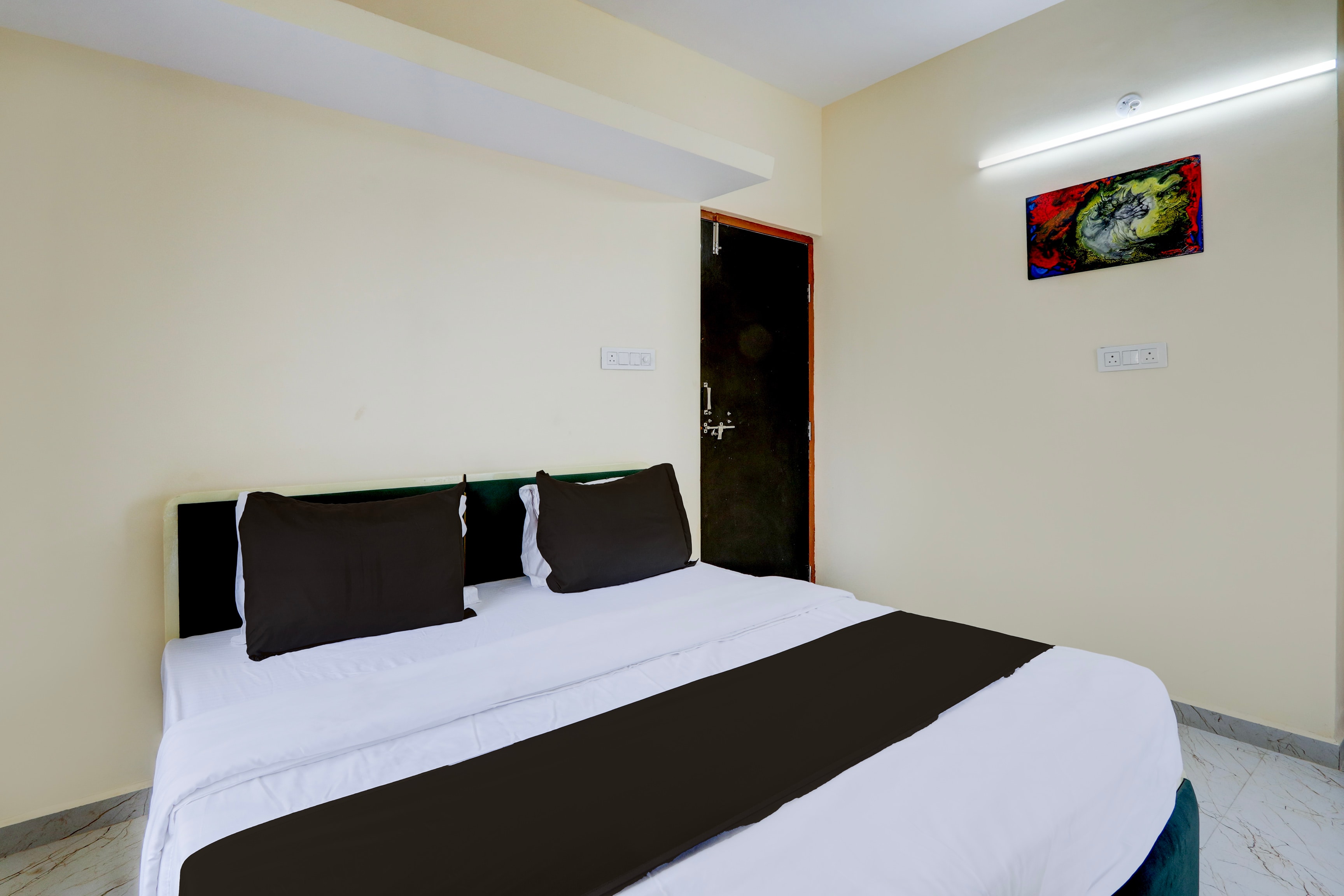 Super HOTEL O RUNWAY Service Apartment - Tap to explore photos