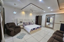 Spacious Luxury RK | Fully Equipped Cozy