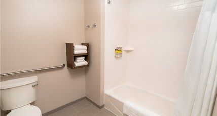 Staybridge Suites WASHINGTON DC EAST - LARGO Room Type - 1 King 2 Queen Beds 2 Bedroom Suite