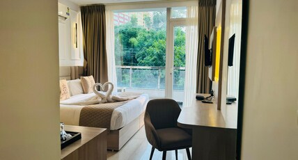 The Royal Oak Premier - Unitech Cyber Park Room Type - FAIMLY ROOM WITH BALCONY