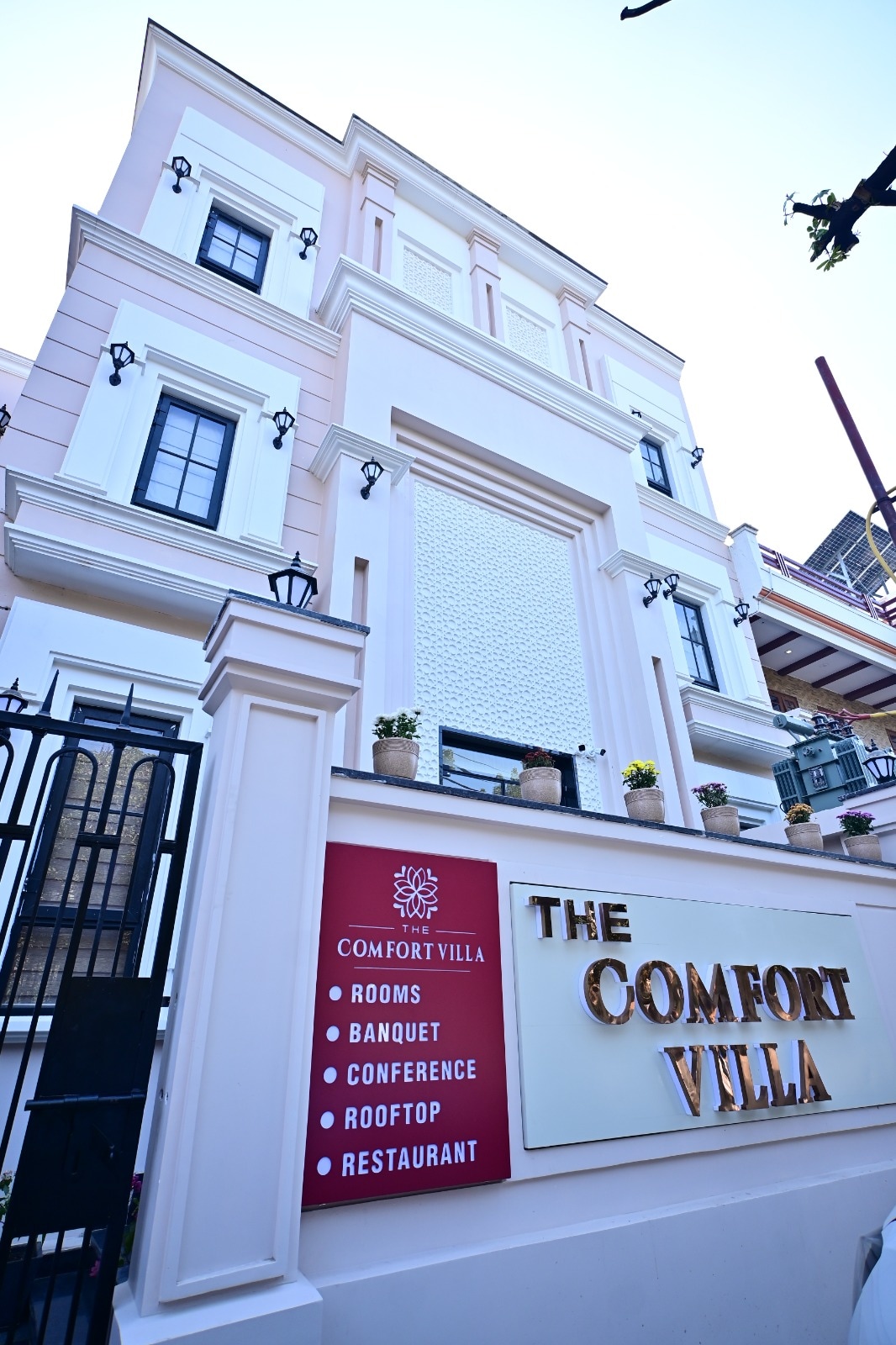 Hotel The Comfort Villa - Tap to explore photos