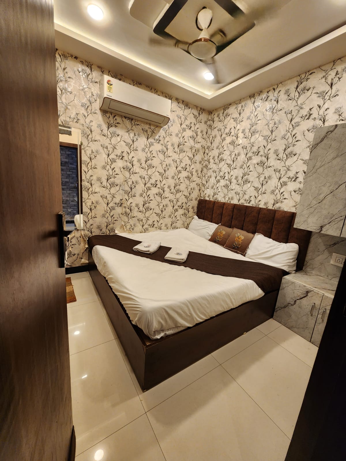 Hotel Hari om Palace - Tap to explore photos