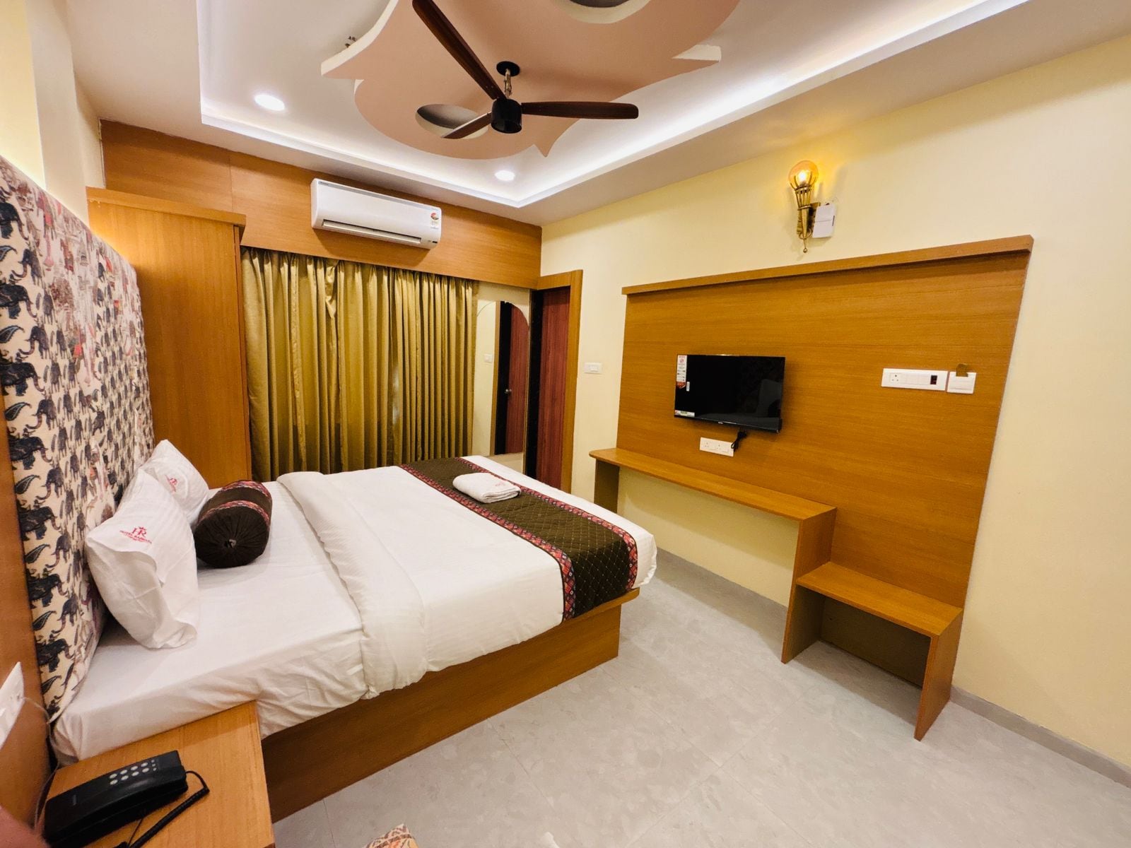 Hotel Rajwada, Nagpur - Tap to explore photos