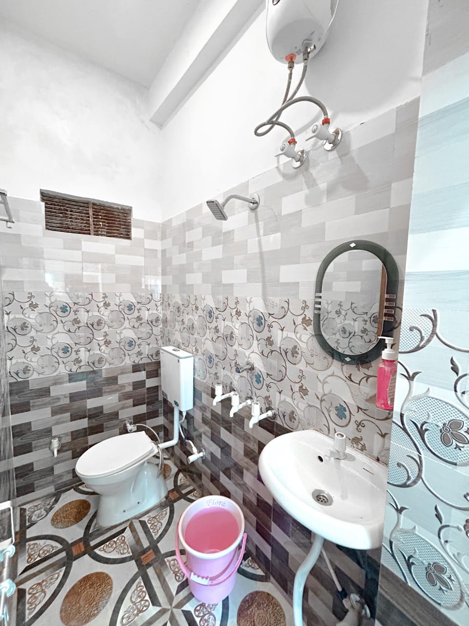 Banaras Apartment Homestay - Tap to explore photos