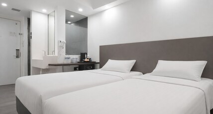 A Hotel Dickson Room Type - Superior Twin, No Window