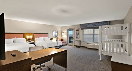 Hampton Inn and Suites Petoskey Room Type - 2 QN FAMILY SUITE NOSMOKE