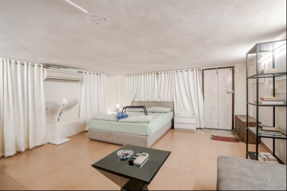 Quaint studio in Bandra W Pali Hill: Iris - Tap to explore photos