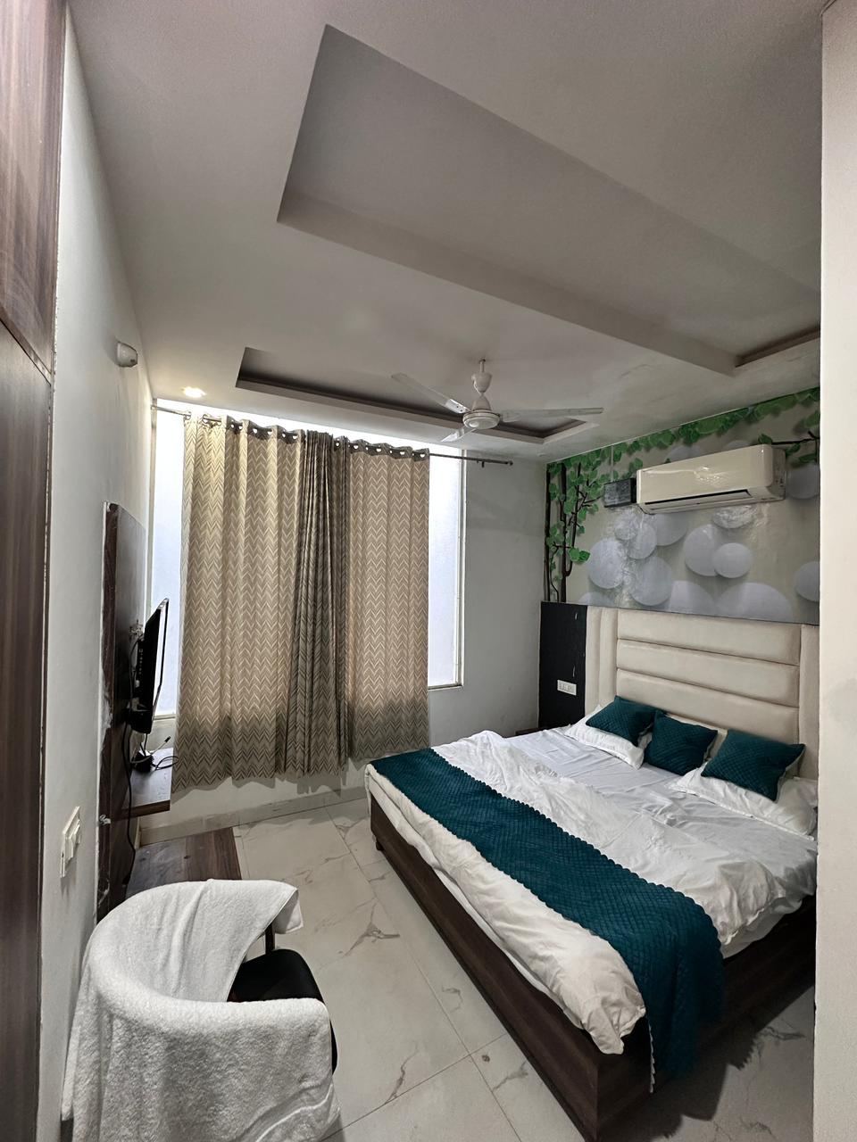 Hotel SSCrown - Tap to explore photos
