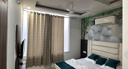 Hotel SSCrown Room Type - Deluxe King Bed with City View