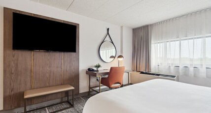 Crowne Plaza Lansing West, an IHG Hotel Room Type - 1 King Standard Worklife Bath Shower Combination