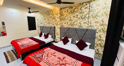ShreeJi Guest House @Dashaswamedh Ghat Room Type - SUPER DELUX FOUR BED