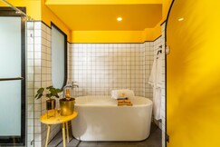 CMYK Boutique Hotel - 3-Min Walk to MRT Huai Khwang