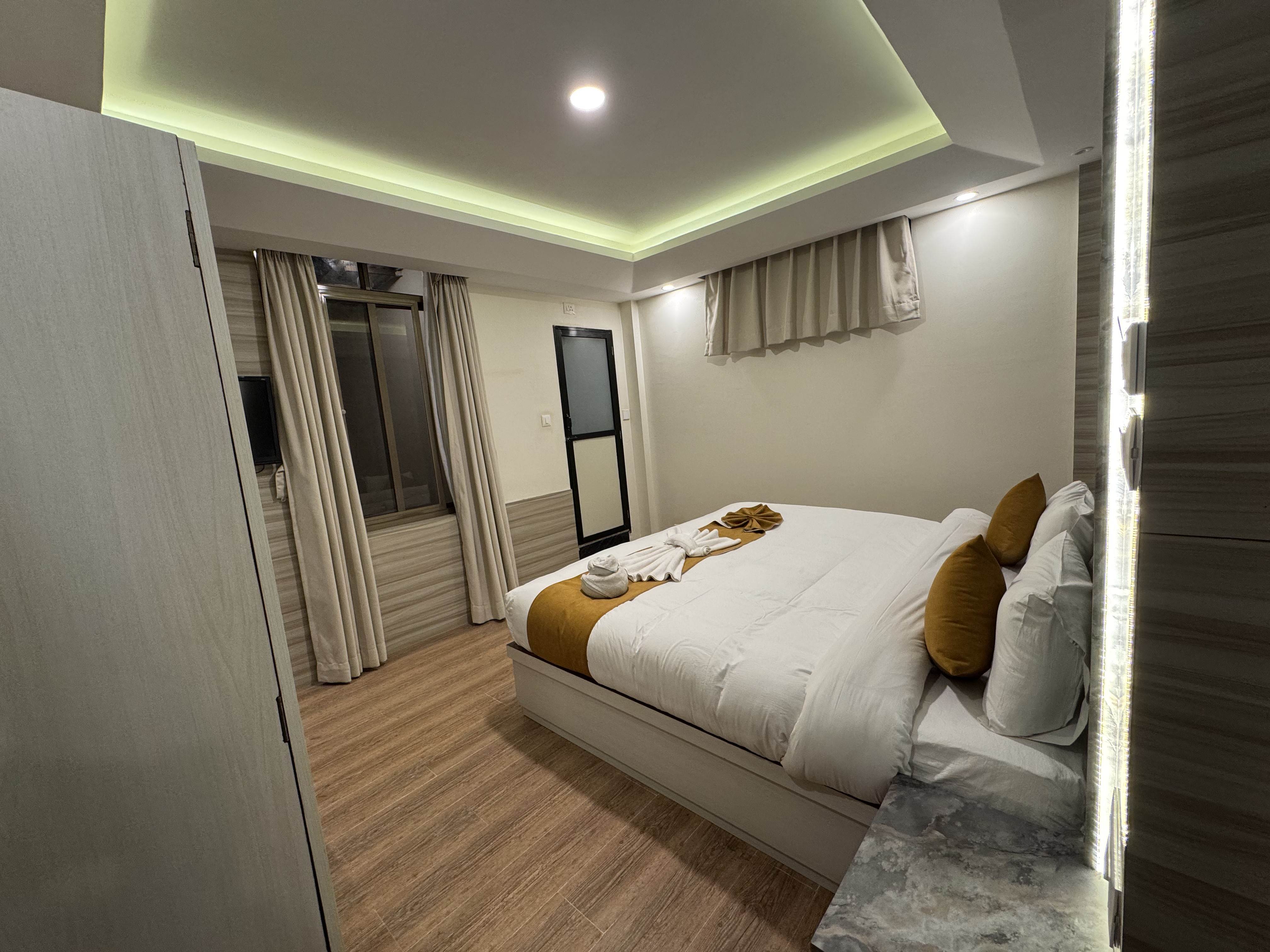 Evara Hotel And apartment - Tap to explore photos