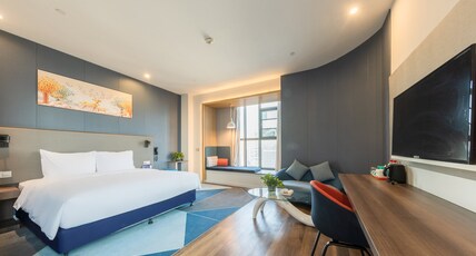Holiday Inn Express Wuhan Optical Valley Room Type - 1 King Bed Standard City View Minifridge