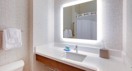 Holiday Inn Express Hotel & Suites Burleson - Fort Worth Room Type - 1 King Standard Communications Mobility Accessible Tub