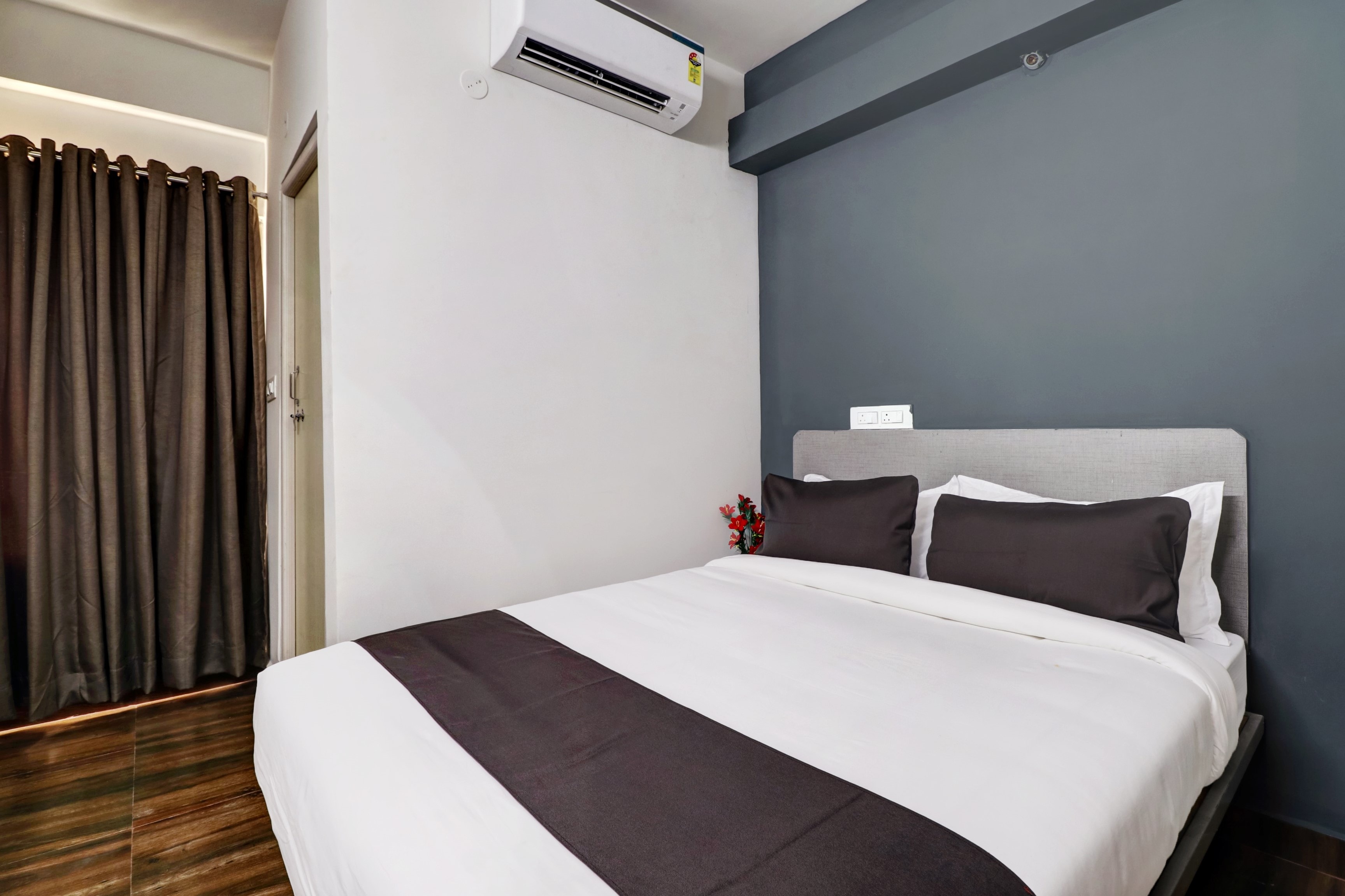Townhouse Ecity Inn - Tap to explore photos