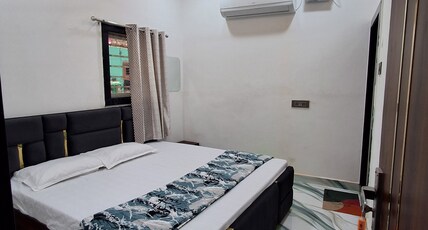Vanshika Homestay Room Type - Deluxe Double Room (2 Adults + 1 Child)