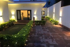 R Cottage Studio Apartments