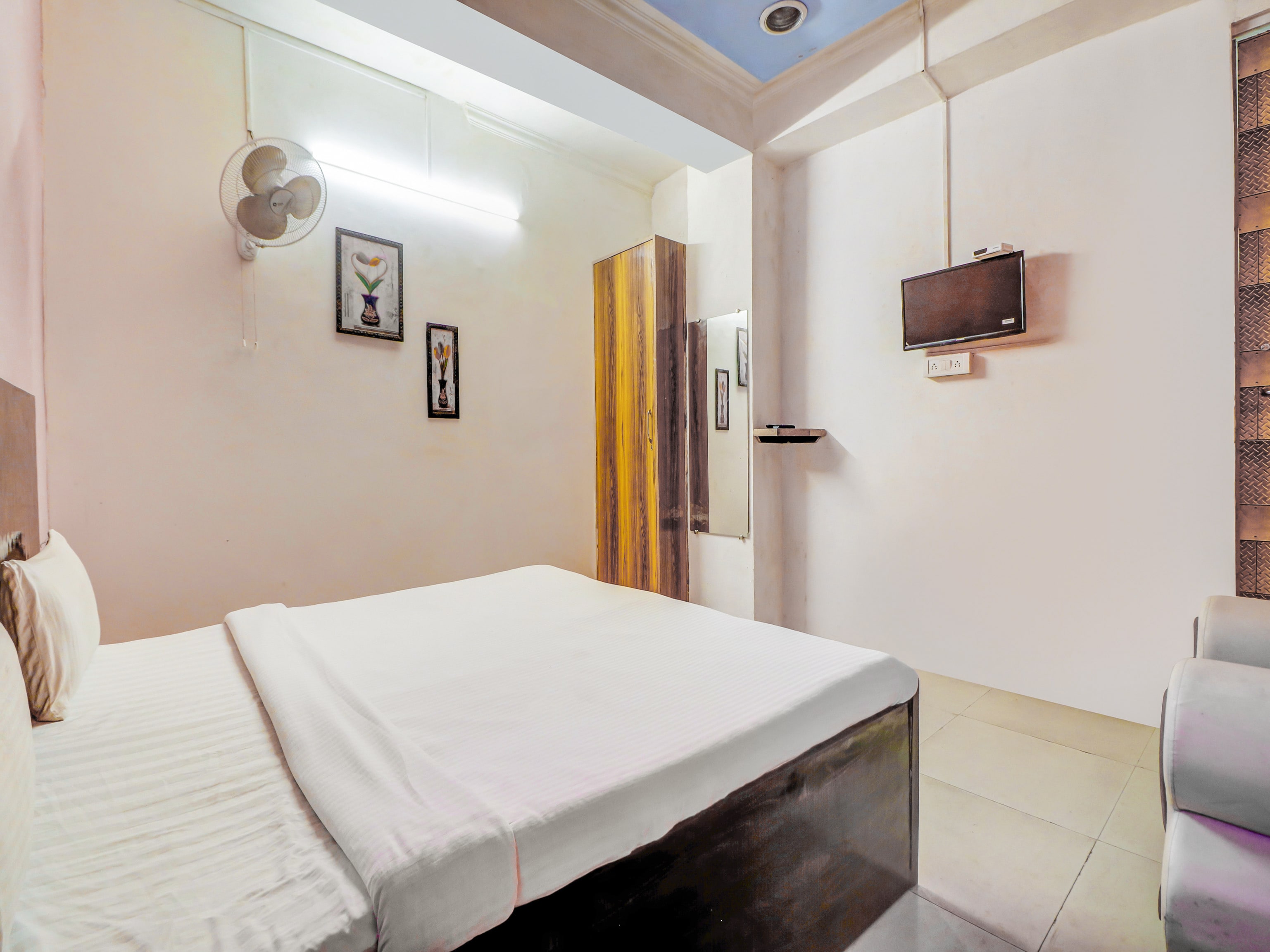 Super Hotel O The Shagun Residency - Tap to explore photos