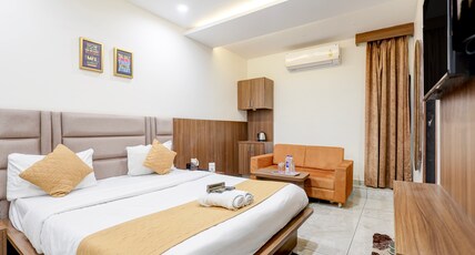 HOTEL LEE PARAMOUNT Room Type - DELUXE FAMILY 3 PERSON ROOM