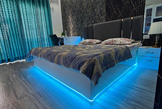 Serene Studio Retreat : Luxury stay Near expo mart
