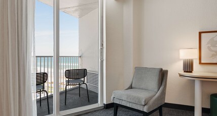 Spark by Hilton Ormond Beach Oceanfront Room Type - 1 KING BED MOB ACCESS TUB