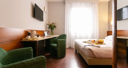 Hotel Mirage, Sure Hotel Collection by Best Western Room Type - 1 King Bed, Standard Room