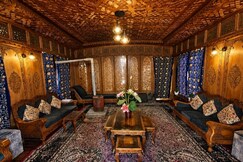 HOUSEBOAT MYLINE