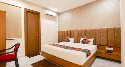 FabHotel Shree Priyasharnam - 500 m from prem mandir Room Type - Deluxe Room