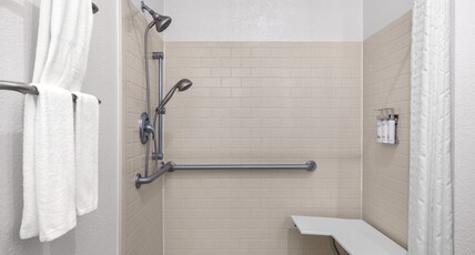 Candlewood Suites ALEXANDRIA, an IHG hotel Room Type - 2 Qn 1 Bdrm Suite Mobil Access Roll Shwr