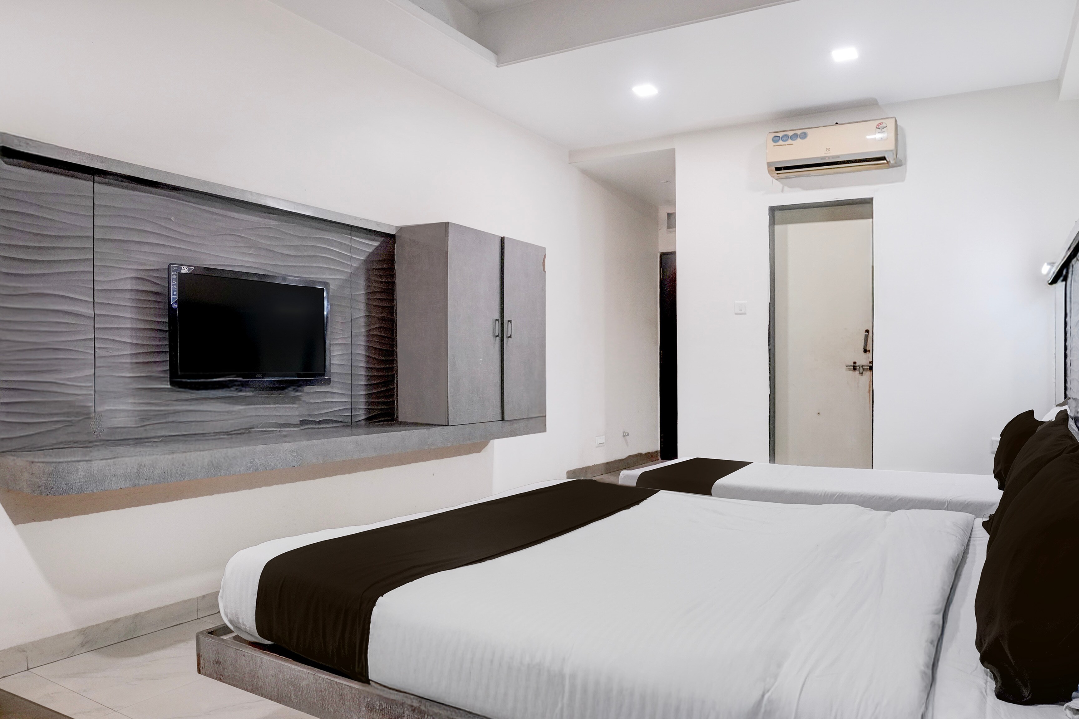 Super Hotel O Kolhapur Gate Formerly Tanwani Lodging - Tap to explore photos