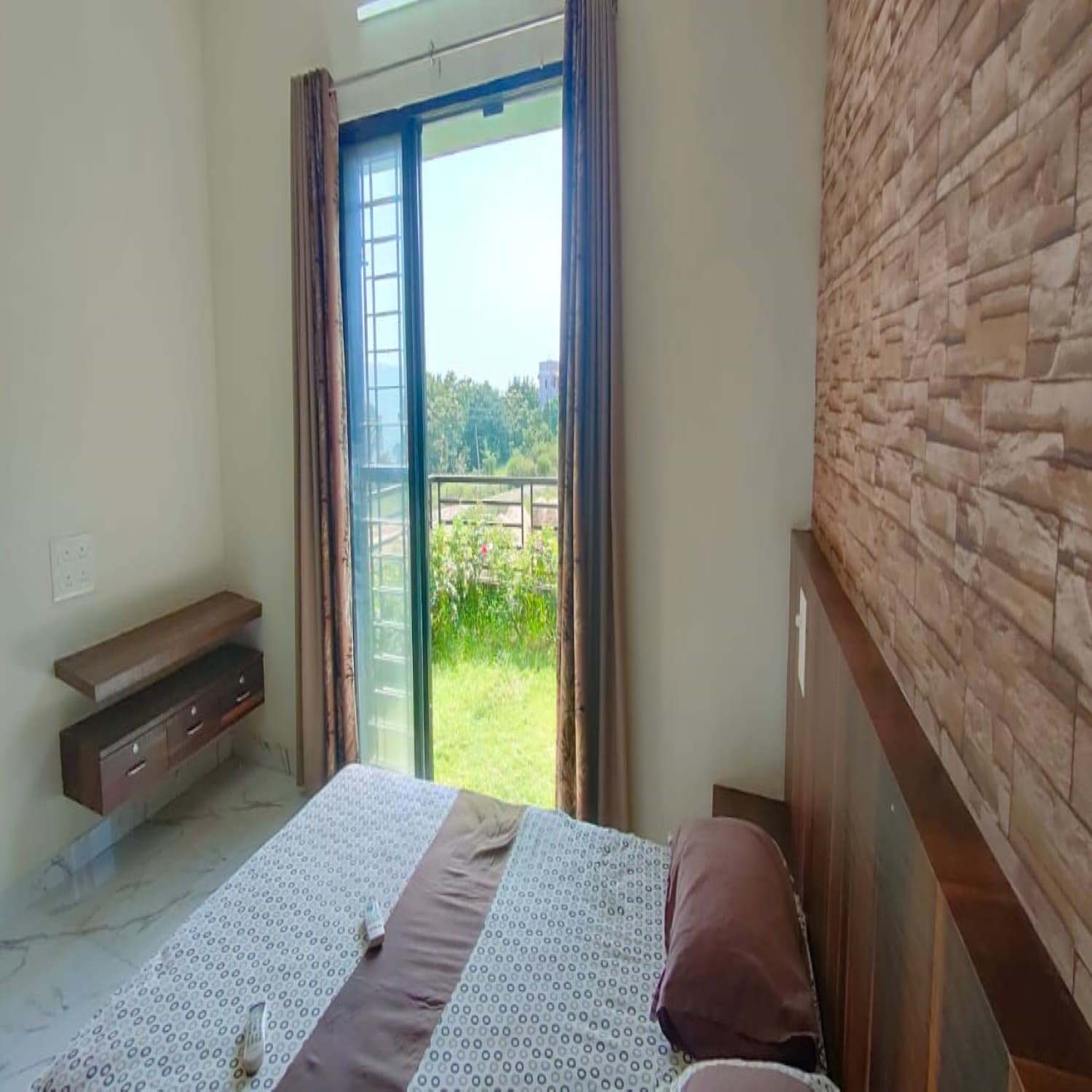 Dream Valli - Tap to explore photos