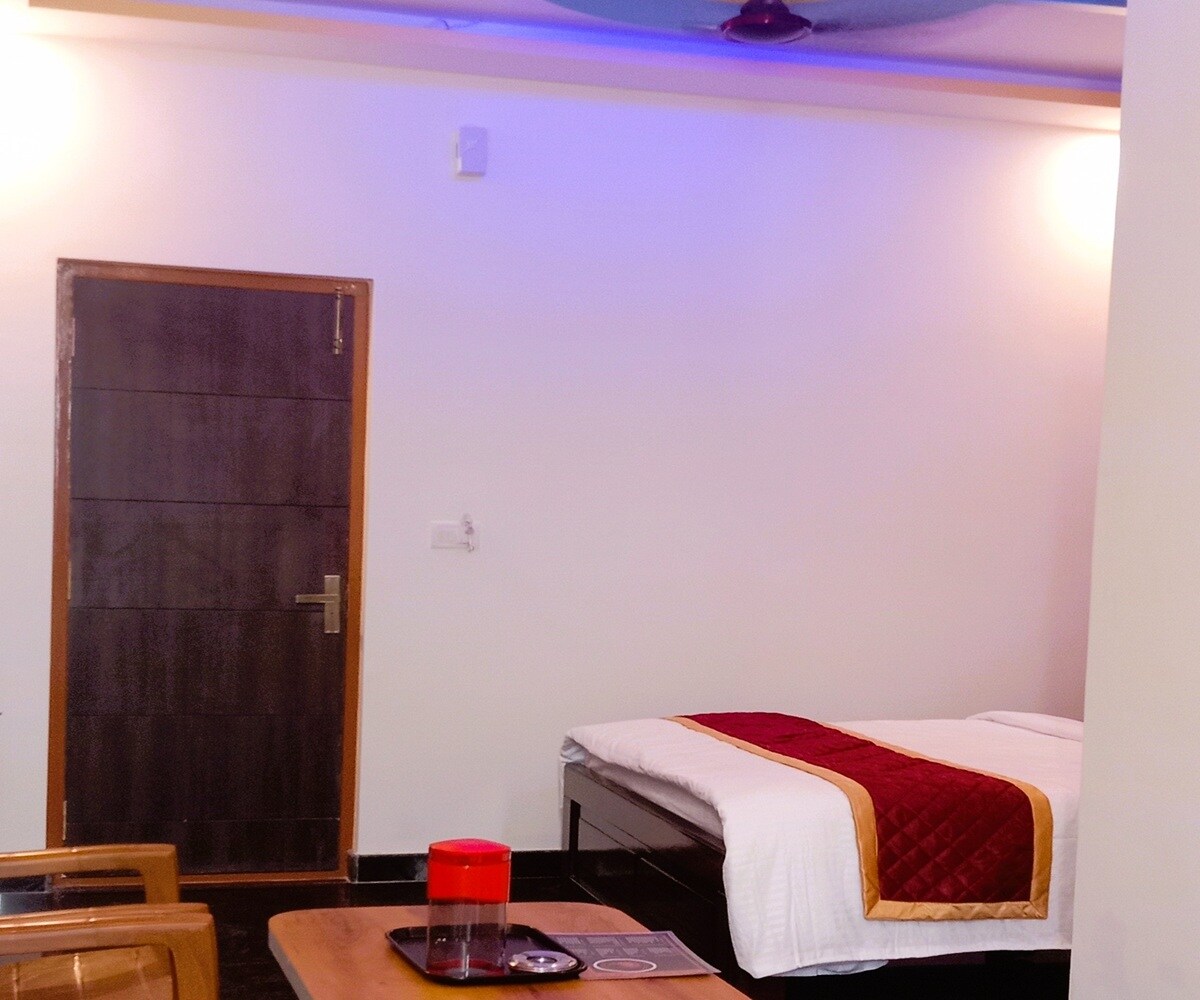 DAY AND NIGHT TONIQUE BOARDING AND LODGING - Tap to explore photos