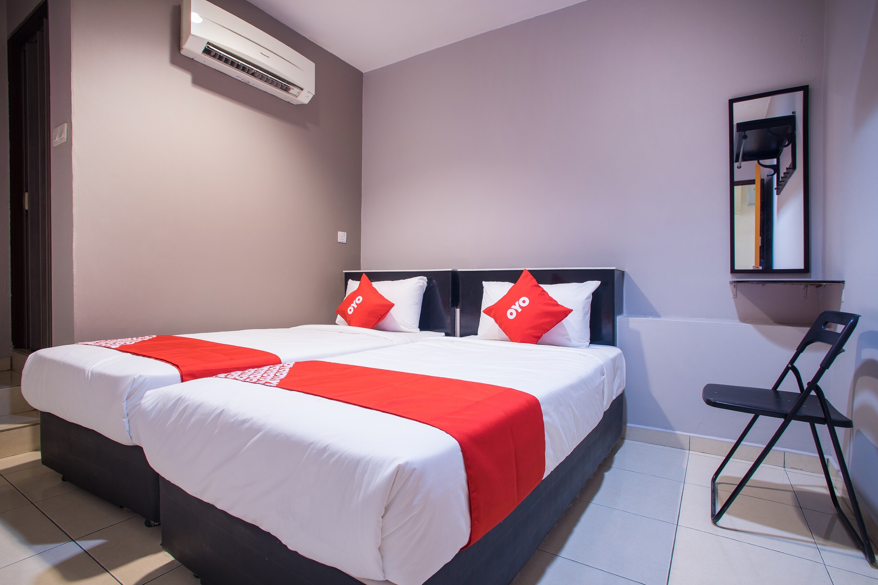 Super OYO 44097 Avatarr Hotel - Tap to explore photos