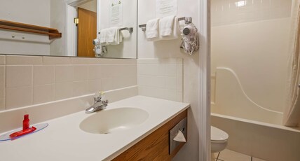 SureStay Hotel by Best Western Greenville Room Type - 1 Queen Bed, Non-Smoking, Flat Screen Television, Microwave And Refrigerator, Desk, Wi-Fi, Hairdryer SureStay Hotel by Best Western Greenville Room Type - 1 Queen Bed, Non-Smoking, Flat Screen Television, Microwave And Refrigerator, Desk, Wi-Fi, Hairdryer