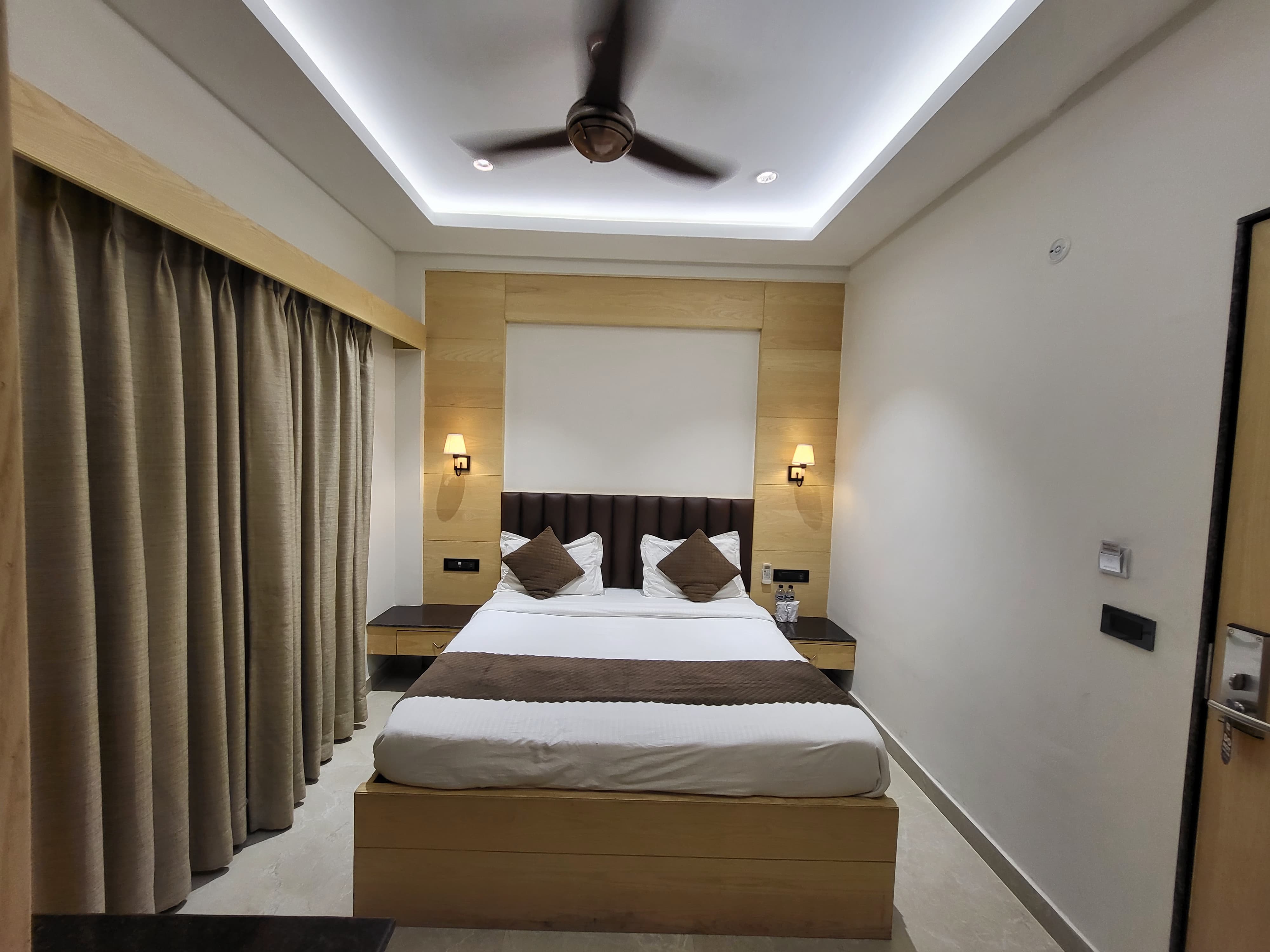Hotel Sar Kamla Dham - 10Mins walking from ISKCON Temple - Tap to explore photos