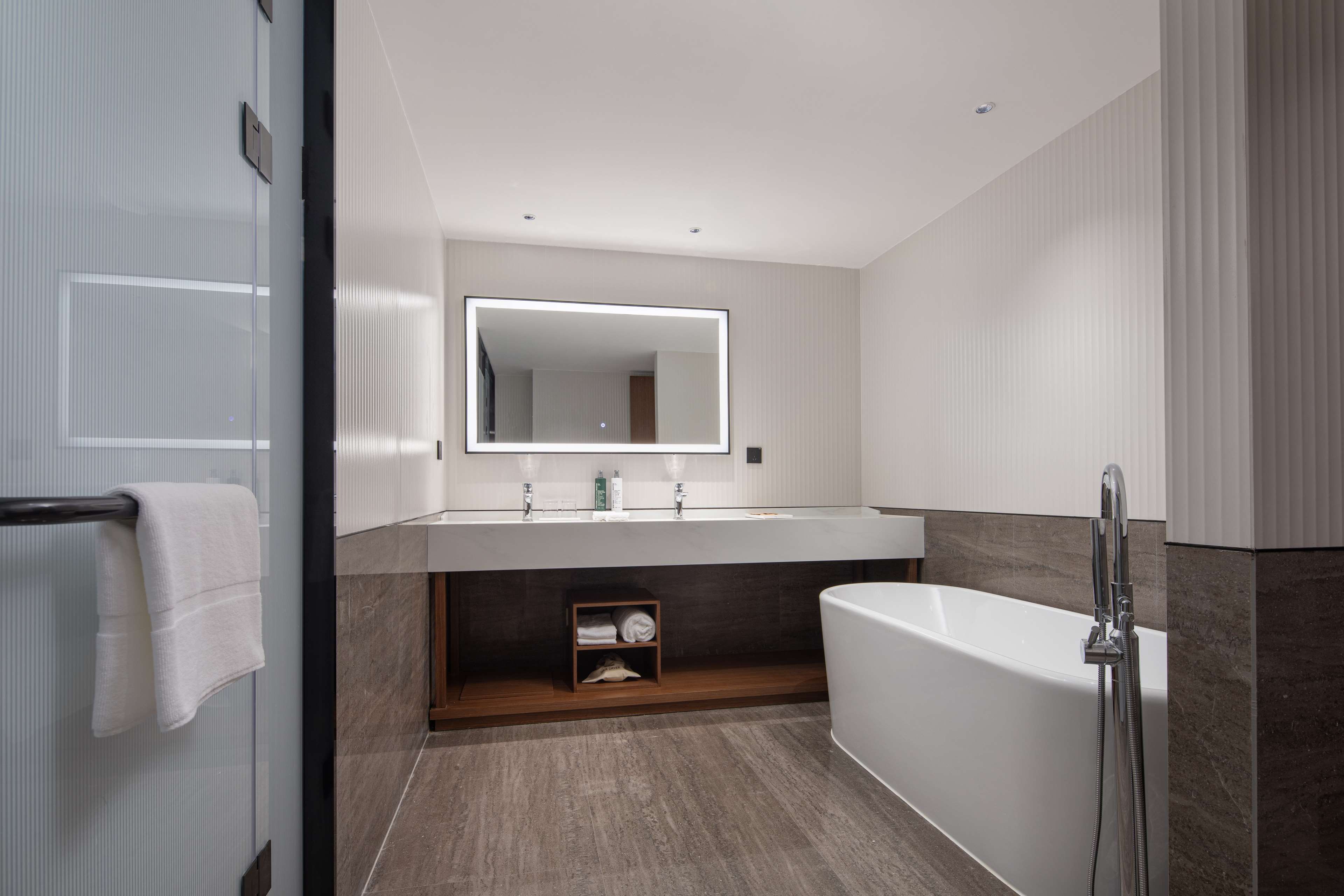 Hilton Garden Inn Beihai Jiafu - Tap to explore photos