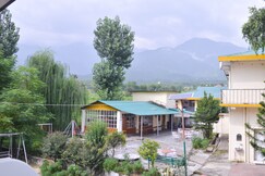 Pops Hotel and Restaurant