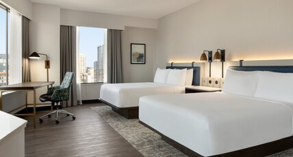 Crowne Plaza Seattle - Downtown Room Type - 2 Queens Premium Space Needle View