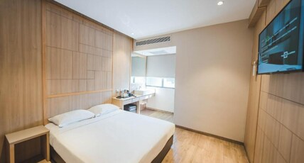 Hotel 81 Premier Star Room Type - Deluxe Queen Room