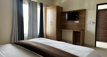 Blooming Inn @10min from Jolly Grant Airport Room Type - Deluxe AC Room With city view Blooming Inn @10min from Jolly Grant Airport Room Type - Deluxe AC Room With city view