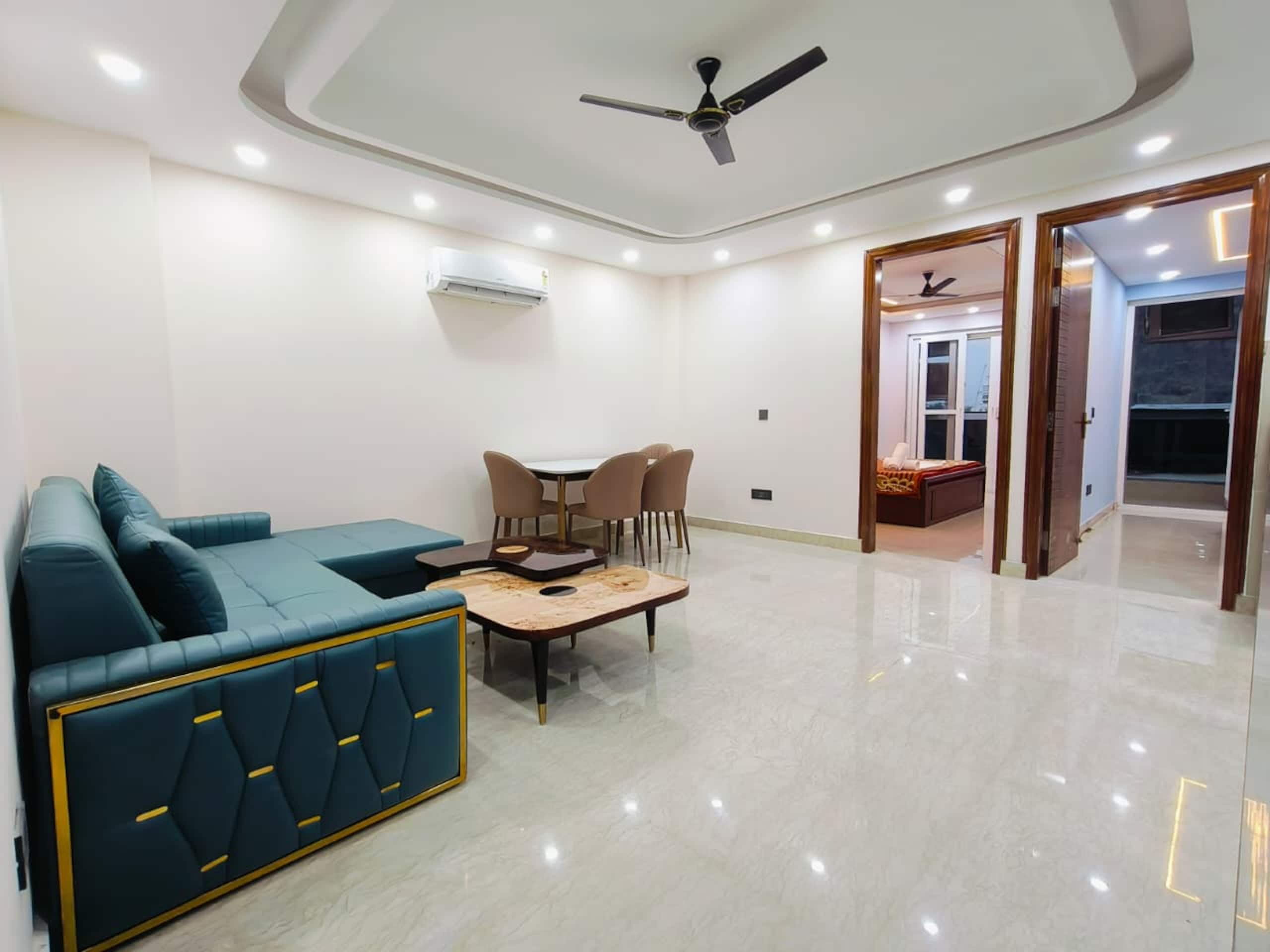 Homlee Shanti 3BHK Elevator Parking Central DEL - Tap to explore photos