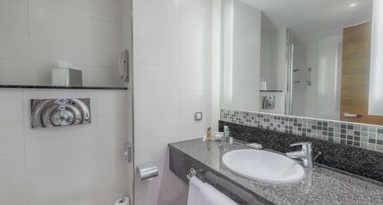 Hilton Reading Hotel Room Type - KING DELUXE ROOM