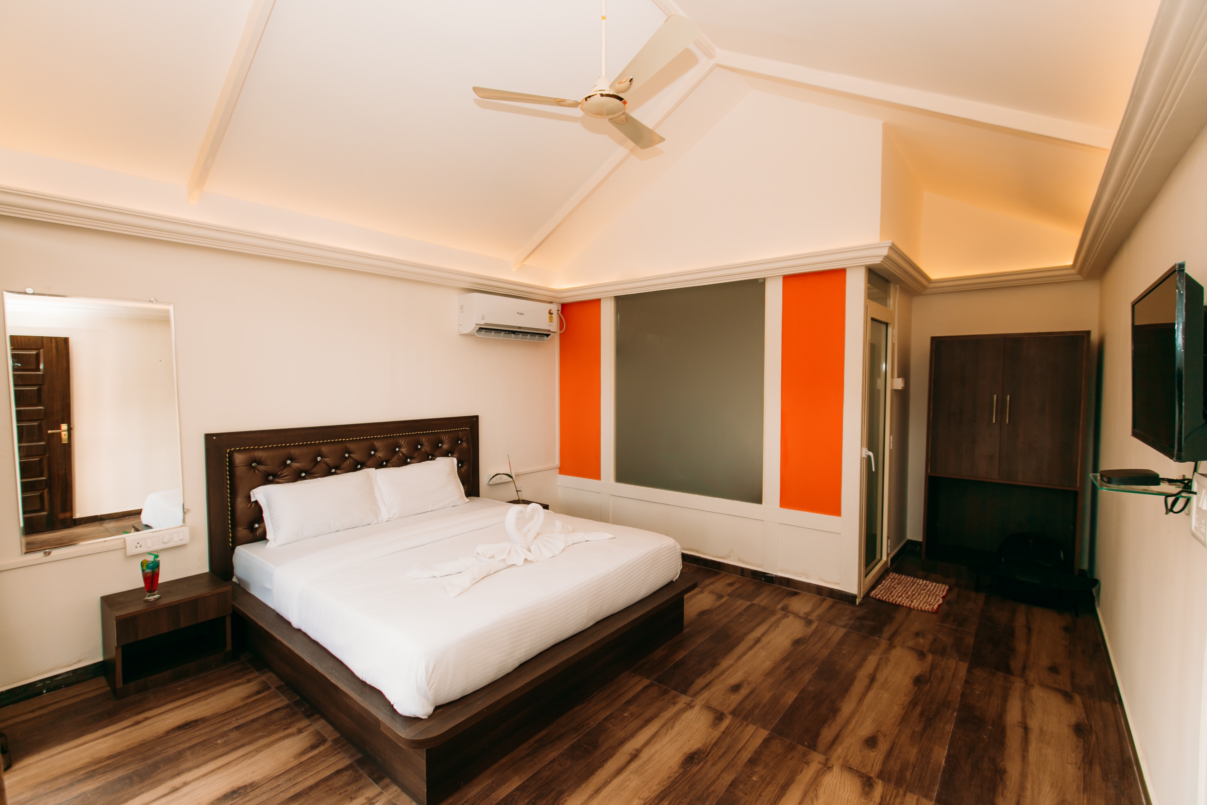 SUNSET WAVES RESORT - Tap to explore photos