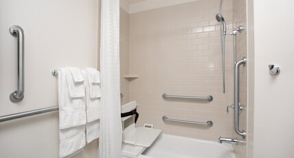Candlewood Suites Pueblo, an IHG hotel Room Type - 2 Queen Studio Suite Mobil Access Tub