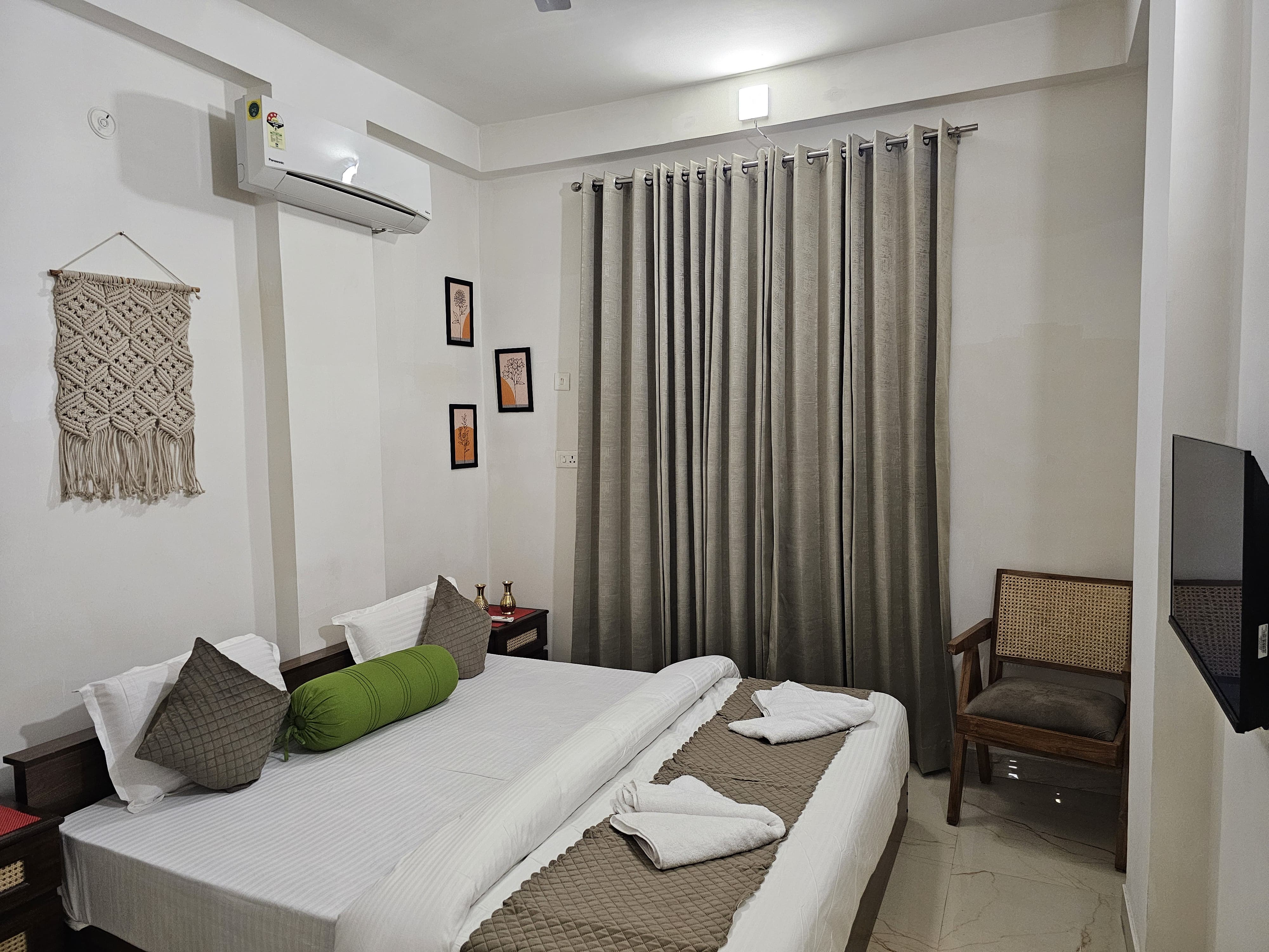 Ganga Ghat | Entire 2BHK Apartment - Tap to explore photos