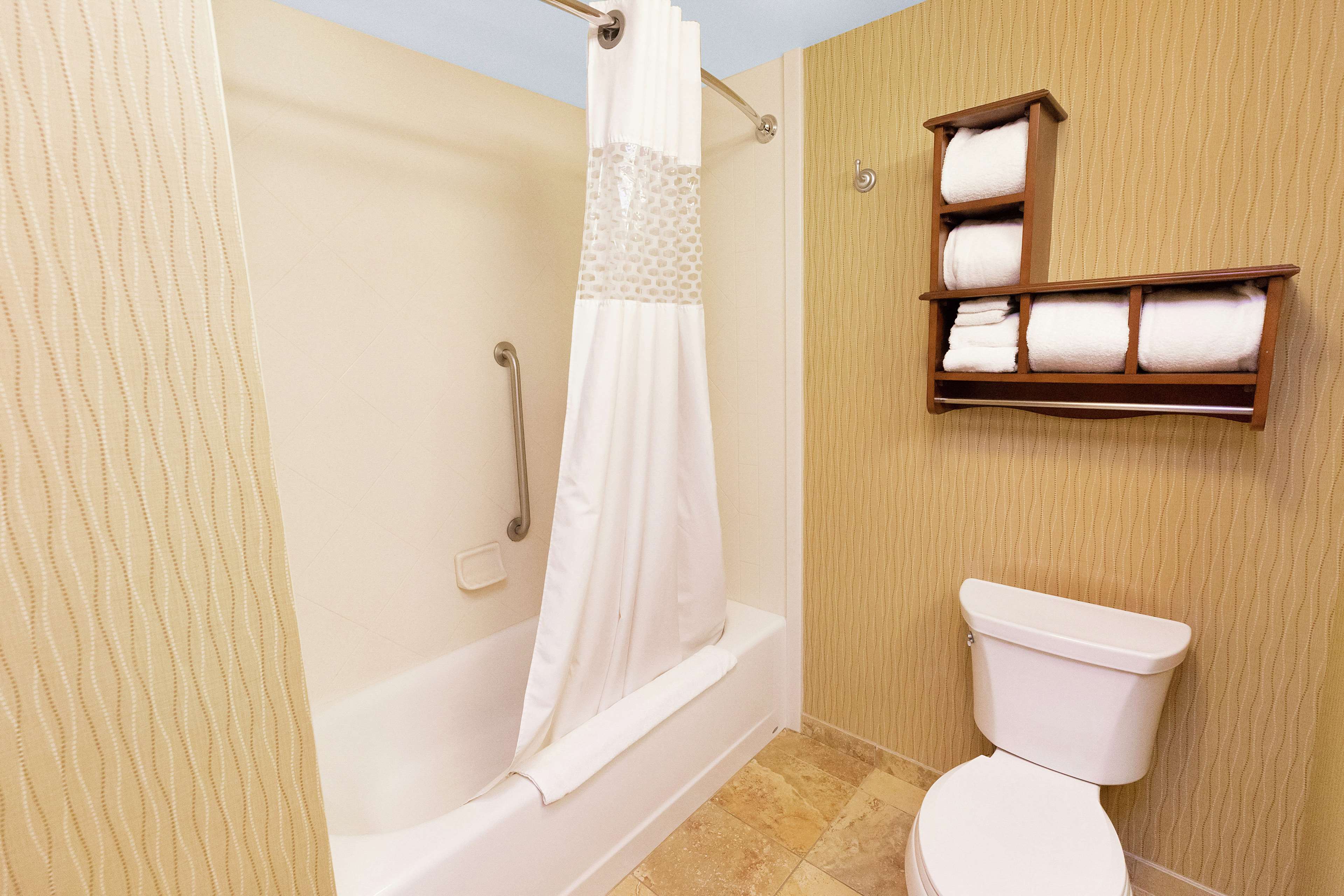 Hampton Inn Waynesburg - Tap to explore photos
