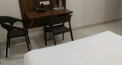 shri balaji regency inn Room Type - Elite Room (COOLER)