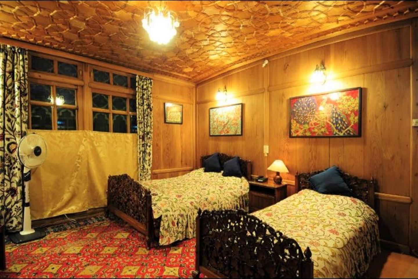 Yadgaar Houseboats - Tap to explore photos