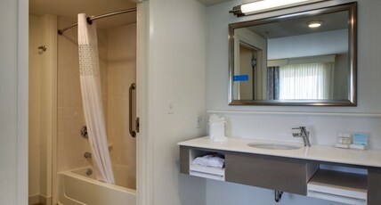 Hampton Inn & Suites by Hilton Milwaukee West Room Type - 1KN STDO MIC FRIDG WTBR